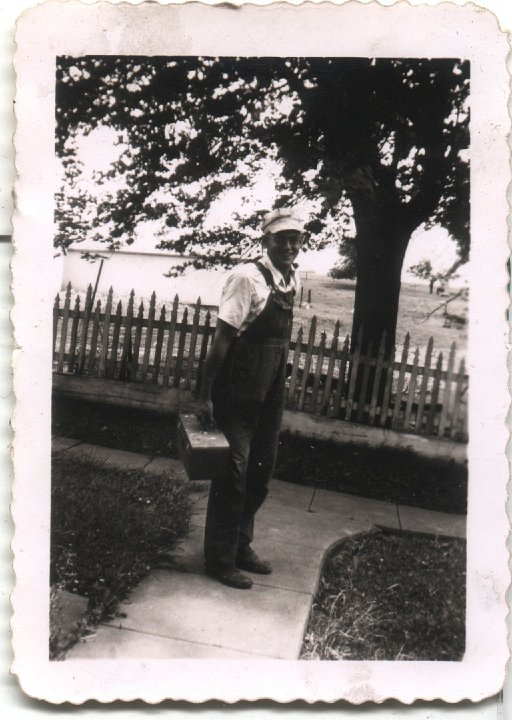 0661.jpg - Ray Roth going to work.  1946c