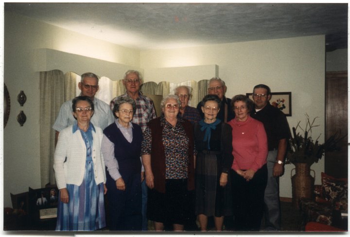 0717.jpg - Cousins from Oregon:  Wilmer & Olive Roth, Ray & Edna Roth, Levi Roth, Helen Beachy, Orie & Wilma Roth, Ivan & Lola Roth.  Nov 1989