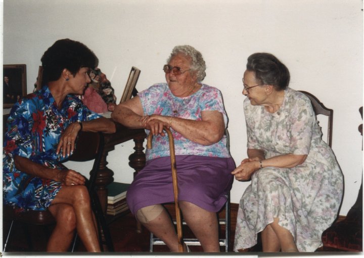 0726.jpg - Dorothy Roth, Helen Beachy, Wilma Roth  1994c