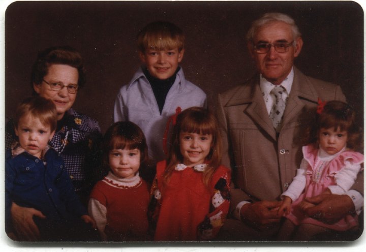 0739.jpg - Jeff, Edna, Julie, Kevin, Tina, Ray, Jennifer Roth  1975c