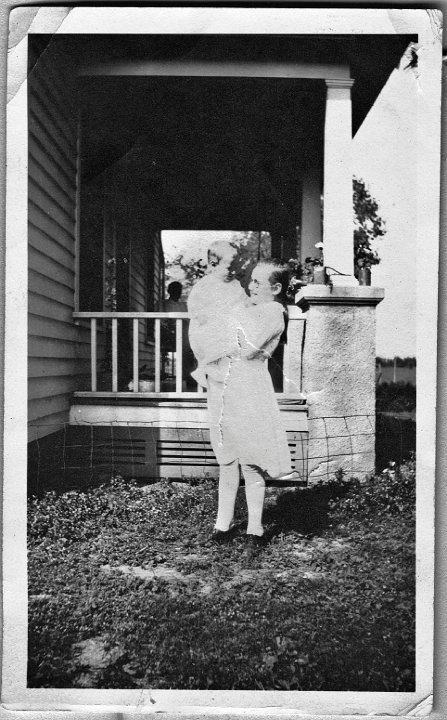 0882.jpg - Mary Roth with Ray????  1922c