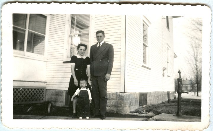 0912.jpg - Ray, Edna & Fred Roth  1946c