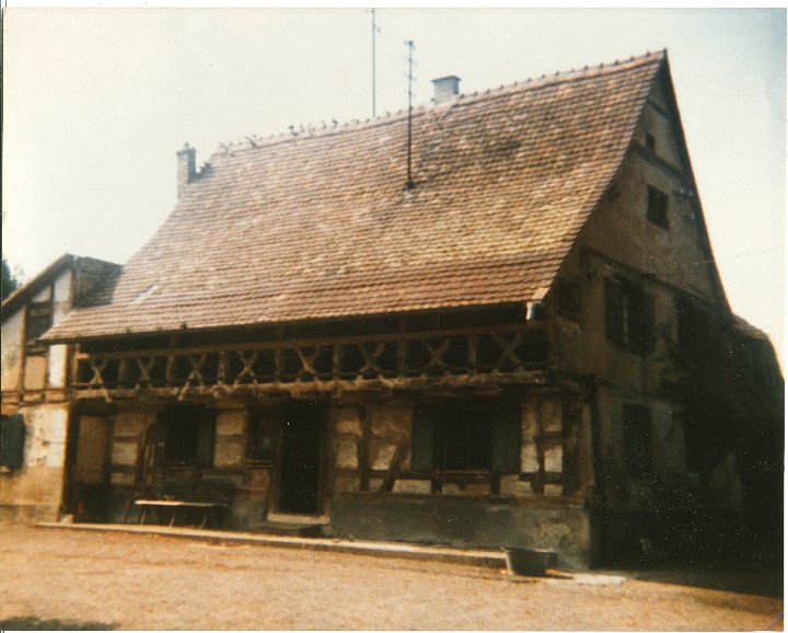 1091.jpg - House in Basel, Switzerland where Joseph J. Roth lived until 12 yrs old.  1972