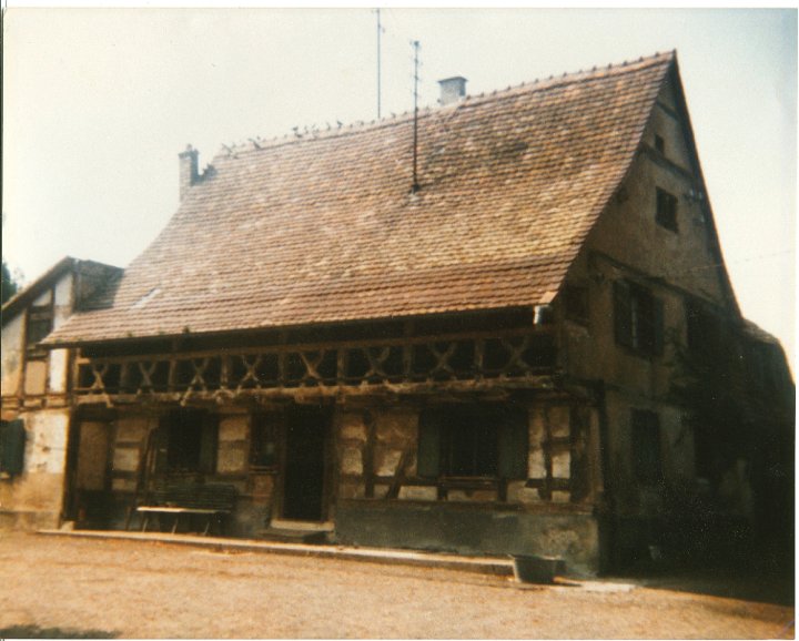 1091b.jpg - House in Basel, Switzerland where Joseph J. Roth lived until 12 yrs old.  1972