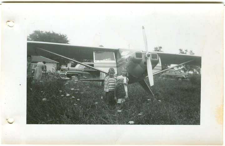 1278.jpg - Fred, Larry Roth and Alice Kauffman.  1951  in front of an airplane.