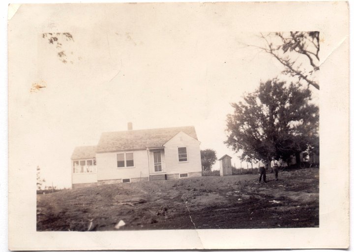 1532.jpg - unknown house.  Ray Roth & Marlin Wyse walking lower right.  1950c