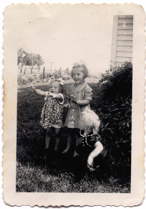 1626.jpg - Donna, Sheril Roth, Janet Yoder.  1943c