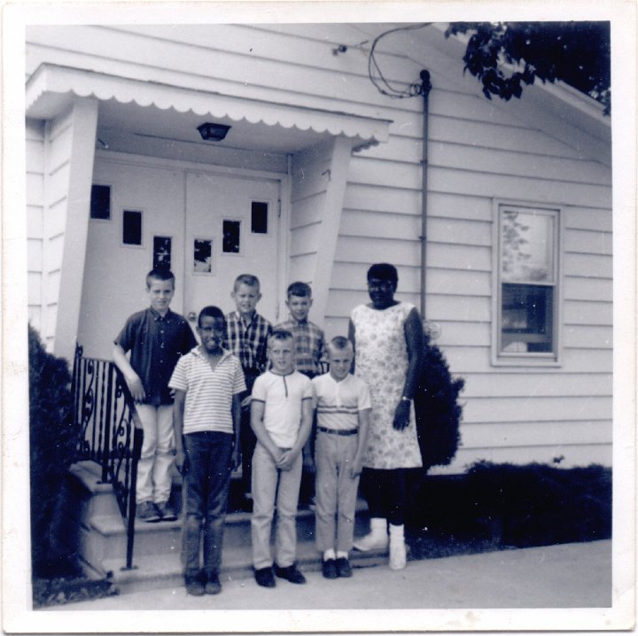 1706.jpg - Pleasant View Menn Church Bible School with Lamar Roth.  1968  Back row, center:  Douglas Swartzendruber, Lamar Roth, unknown.  Jackie Tolson, teacher