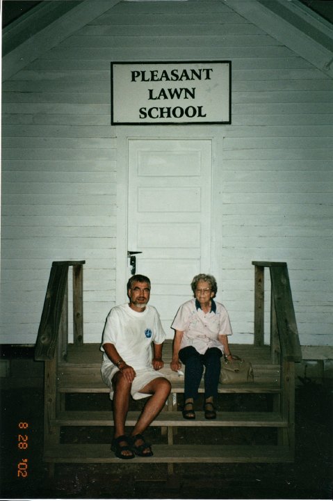 1848.jpg - Lynn & Edna Roth at Old Threshers grounds.  2002