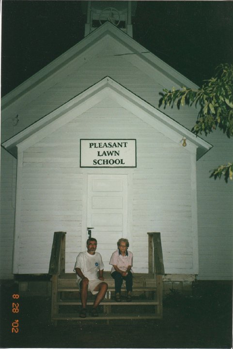 1849.jpg - Lynn & Edna Roth at Old Threshers grounds.  2002