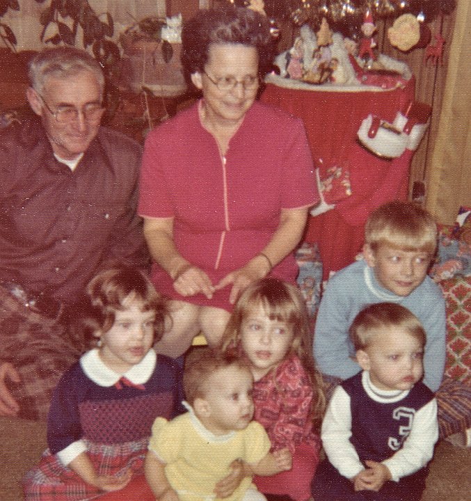 1879.jpg - Ray, Julie, Edna, Jennifer, Tina, Jeff, Kevin Roth.  1973