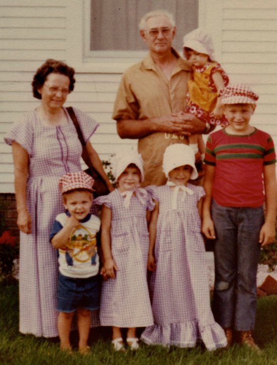 1895.jpg - Dressing up for Old Threshers.  Edna, Jeff, Julie, Tina, Ray, Jennifer, Kevin Roth.