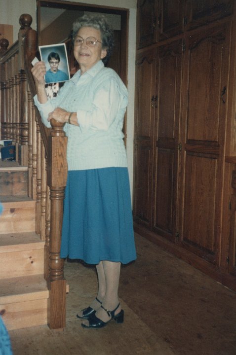 1906.jpg - Edna Roth holding a picutre of Jeff Roth.