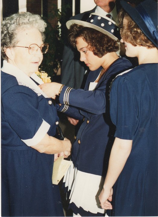 1938.jpg - Edna, Julie, Jennifer Roth.