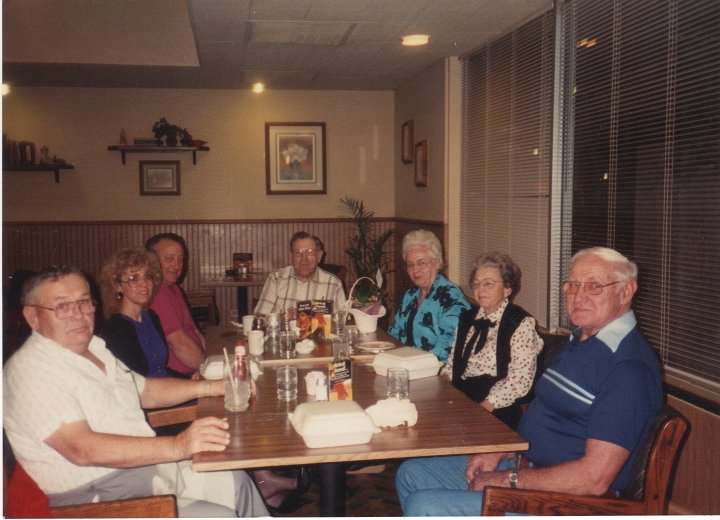 2039.jpg - Vernon, Alice, ???, Floyd, Clara, Edna & Ray Roth