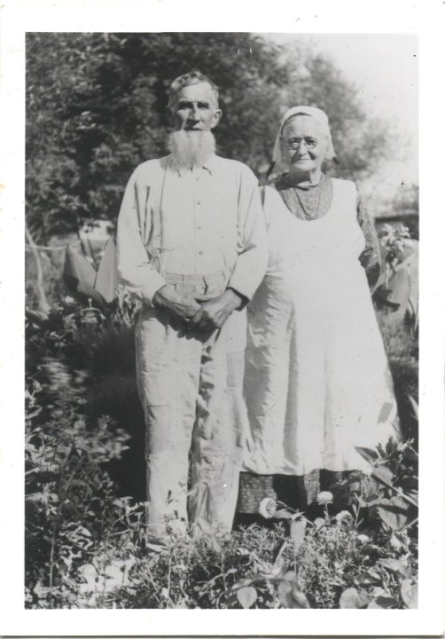 0669.jpg - Shem & Nancy Swartzendruber.  1940c  Earl Swartzendruber's parents who lived in Noble, IA.  [copy of a picture]