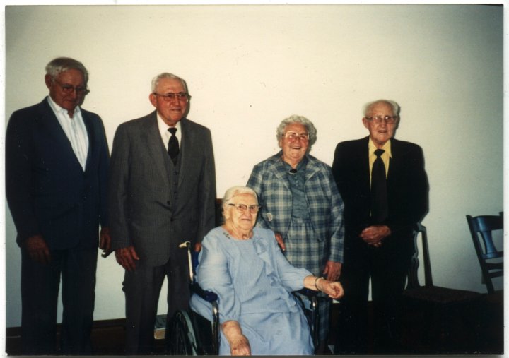 0718.jpg - Ray, Orie Roth, Mary Swartzendruber, Helen Beachy, Levi Roth  1992c