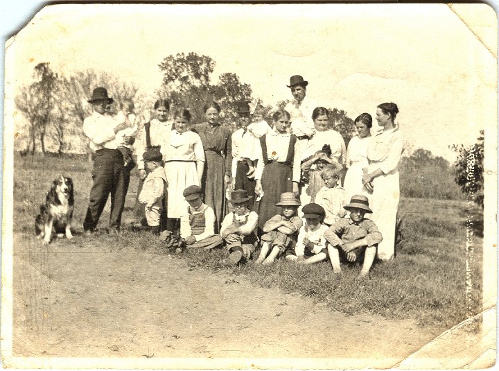 0895.jpg - unknown group, Katie Swartzendruber, center; John Schrock, Alta Swartzendruber, 1903c