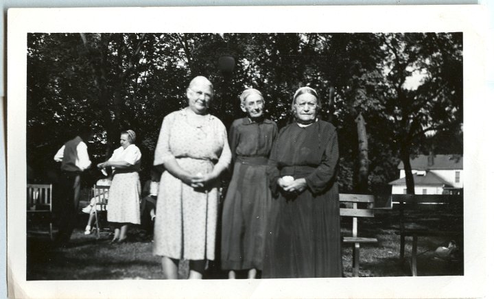 0899.jpg - ???, ???, Ethel Swartzendruber [mother of Edwin S.]; 1936c   Sadie E Yoder in background.