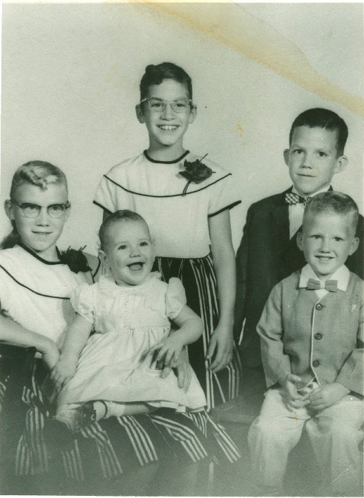 1322B.jpg - Morris & Grace Stauffer Family  1958c  Twila 9 yrs standing, Joy Marie 10 left, holding Wendy Kay 1 yr,??? boy standing, Nolan 3 yrs sitting.