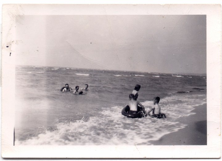 1522.jpg - Vernon Kauffman, Ralph Reschly, Ray Roth, ???, Louise Reschly, ??? in Lake Huron. 1947