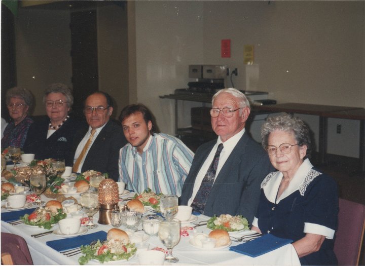 1932.jpg - ???, Ruth & Max Wyse, Jeff, Ray, Edna Roth.