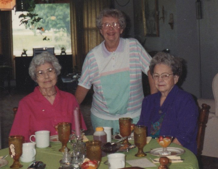 2020.jpg - ??? [Troyer?], Mary Kay, Edna